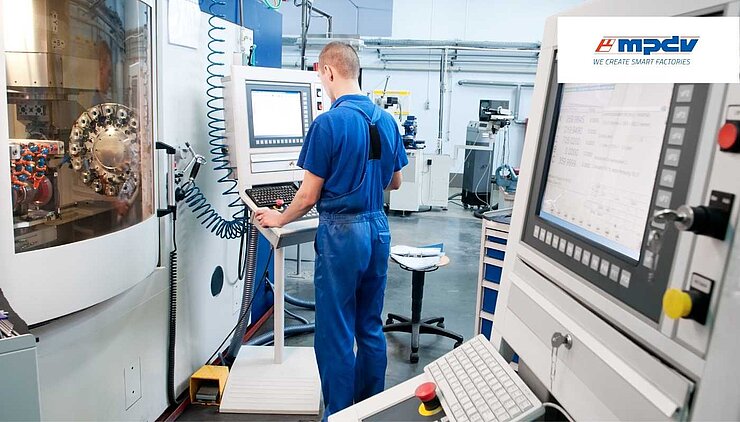 Facharbeiter bedient ein HMI-Terminal an einer Maschine in einer modernen Produktionsumgebung.